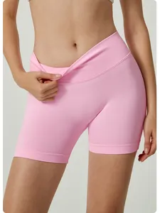 Nahaufnahme einer pinkfarbenen Fitness-Shorts mit hohem Bund und gerippter Textur