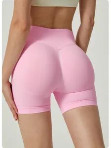 Rückansicht der pinkfarbenen High-Waist-Sportshorts mit Push-up-Effekt für Damen.