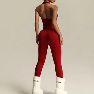 Vue arrière d'une combinaison de yoga dos nu rouge élégante pour femme style sport