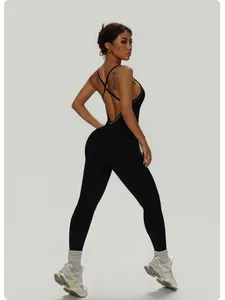 Vue arrière d'une combinaison de yoga noire dos nu élégante avec bretelles croisées.