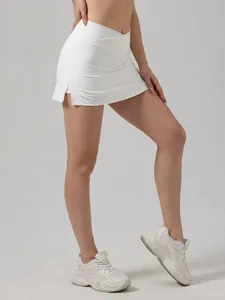 Gonna da tennis bianca a trapezio a vita alta con sneakers sportive per yoga e fitness