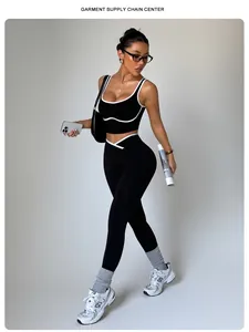 Dettaglio del set da yoga nero con profili bianchi indossato da una modella di fitness