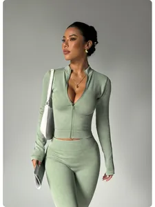 Set yoga a coste verde salvia 2 pezzi con top con zip e leggings a vita alta
