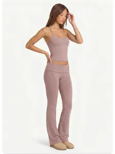 Vollansicht eines mauvefarbenen Yoga-Sets mit Camisole und Schlaghose auf Weiß