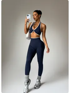 Dettaglio del set yoga blu navy senza cuciture con bordi bianchi a contrasto su modella.