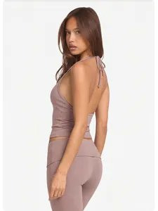 Professionelles Studiofoto eines mauvefarbenen Yoga-Sets mit Halterneck und Schlaghose