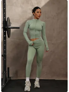 Completo da yoga a coste verde salvia con giacca con zip a maniche lunghe e legging