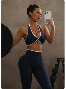 Vista dettagliata del set da yoga blu navy senza cuciture con bordi a contrasto in palestra