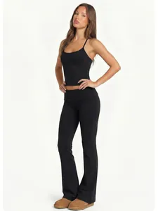 Detailansicht des schwarzen Yoga-Sets mit schmalem Trägertop und ausgestellter Hose mit hoher Taille