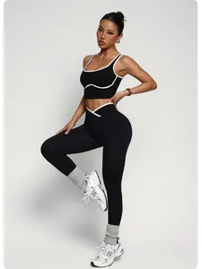 Modella asiatica in un set yoga nero a vita alta con reggiseno sportivo e leggings