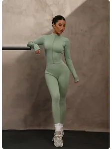 Completo yoga a coste verde salvia con giacca e leggings per fitness e attività all'aperto.