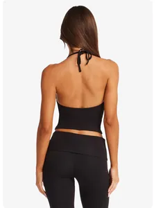 Rückansicht von schwarzem Halter-Top und Schlag-Yogahose mit hoher Taille