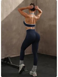 Vista posteriore del set da yoga blu scuro senza cuciture con profili bianchi fitness