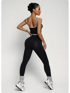 Vista posteriore del set da yoga nero con leggings a vita alta e top corto su modella