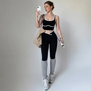 Set yoga nero da donna a vita alta con reggiseno sportivo e leggings bordati