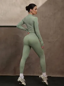 Set yoga a costine verde menta con top a maniche lunghe e leggings sportivi a vita alta