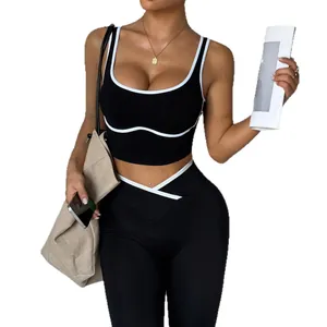 Completo yoga due pezzi nero con bordo bianco, reggiseno sportivo e leggings a vita alta