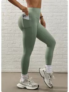 Détail d'un legging de yoga taille haute vert sauge avec une poche latérale fonctionnelle