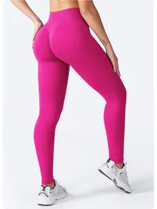 Detailansicht der pinkfarbenen Yoga-Leggings mit Scrunch-Butt-Effekt für Fitness.