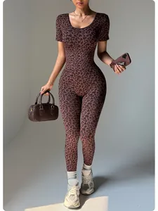 Makro-Detail eines braunen Fitness-Jumpsuits mit Leopardenmuster, von einem Model getragen.