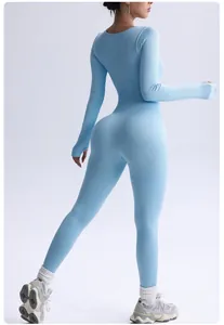 Vue arrière d'un body de yoga côtelé à manches longues bleu clair pour le fitness