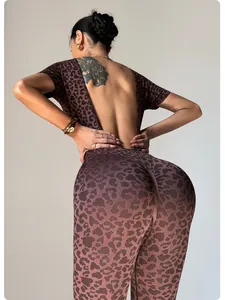 Detailansicht des rückenfreien Fitness-Jumpsuits mit Leopardenmuster und enger Passform