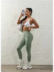 Leggings de yoga taille haute vert olive pour femmes avec des poches latérales.