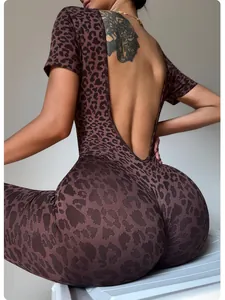 Detailansicht der Rückseite eines leopardengemusterten Yoga-Bodysuits mit offenem Rückendesign