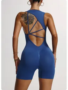 Détail de la vue arrière d'une combinaison de yoga bleue dos nu avec sangles croisées