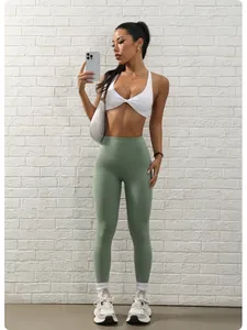 Vue détaillée du legging de yoga vert à taille haute avec poches latérales pratiques