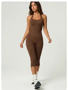 Modella che indossa una tuta da yoga marrone senza cuciture con scollo all'americana.