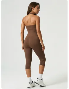 Vista posteriore di una tuta da yoga marrone senza cuciture con scollo all'americana