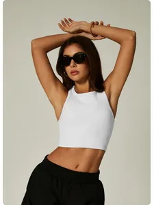 Gros plan d'un débardeur de sport blanc côtelé sur un mannequin soulignant la texture