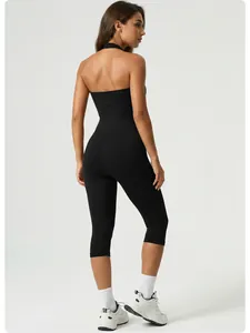 Vista posteriore della tuta da yoga nera senza cuciture con scollo all'americana per fitness