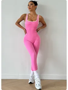 Détail de la combinaison de yoga rose sans manches en maille côtelée pour femme
