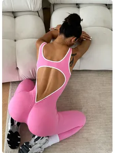 Détail arrière d'une combinaison de yoga rose côtelée et dos nu pour fitness féminin.