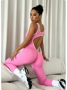 Détail de la combinaison de yoga rose côtelée dos nu pour femme en fitness