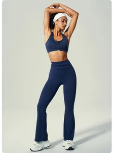 Vista completa de una mujer con sujetador de yoga azul y pantalones de fitness de talle alto