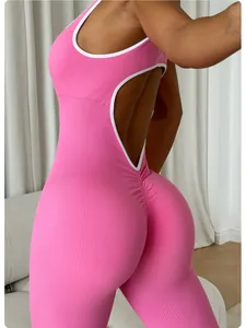 Vue arrière d'une combinaison de yoga rose côtelée avec fesses froncées et dos nu