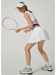 Vista detallada de conjunto de top deportivo blanco y falda de tenis plisada
