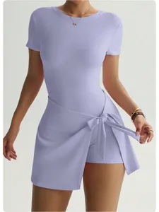Détail de la robe de tennis lavande avec nœud à la taille et short intégré.