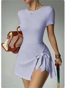 Gros plan d'une robe de sport lavande avec un détail de nœud élégant à la taille ajustable