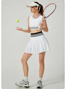 Elegante conjunto de tenis blanco con rayas negras mostrado por modelo en estudio