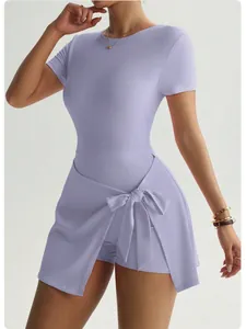 Détail de robe de sport lavande avec un nœud à la taille et un short de sécurité intégré.