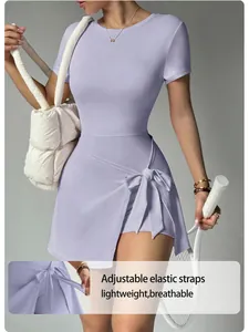 Détail de la robe de tennis violette avec bretelles réglables, tissu léger et respirant.