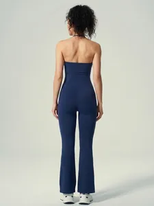 Achteraanzicht van een marineblauwe halter yoga jumpsuit met mooie uitlopende pijpen.