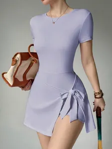 Robe de tennis élégante lavande ajustée avec nœud latéral et design faux deux pièces