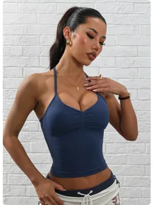 Detailaufnahme eines nahtlosen dunkelblauen Neckholder-Sport-BHs mit integrierten Polstern.