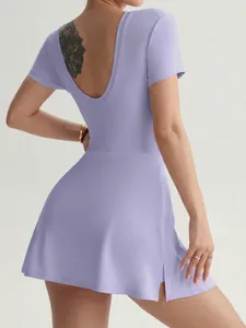Robe de tennis athlétique violette avec dos nu et short intégré pour yoga