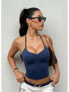 Detailansicht eines blauen nahtlosen Halter-Sport-BHs mit geripptem Saum und Brustfalten